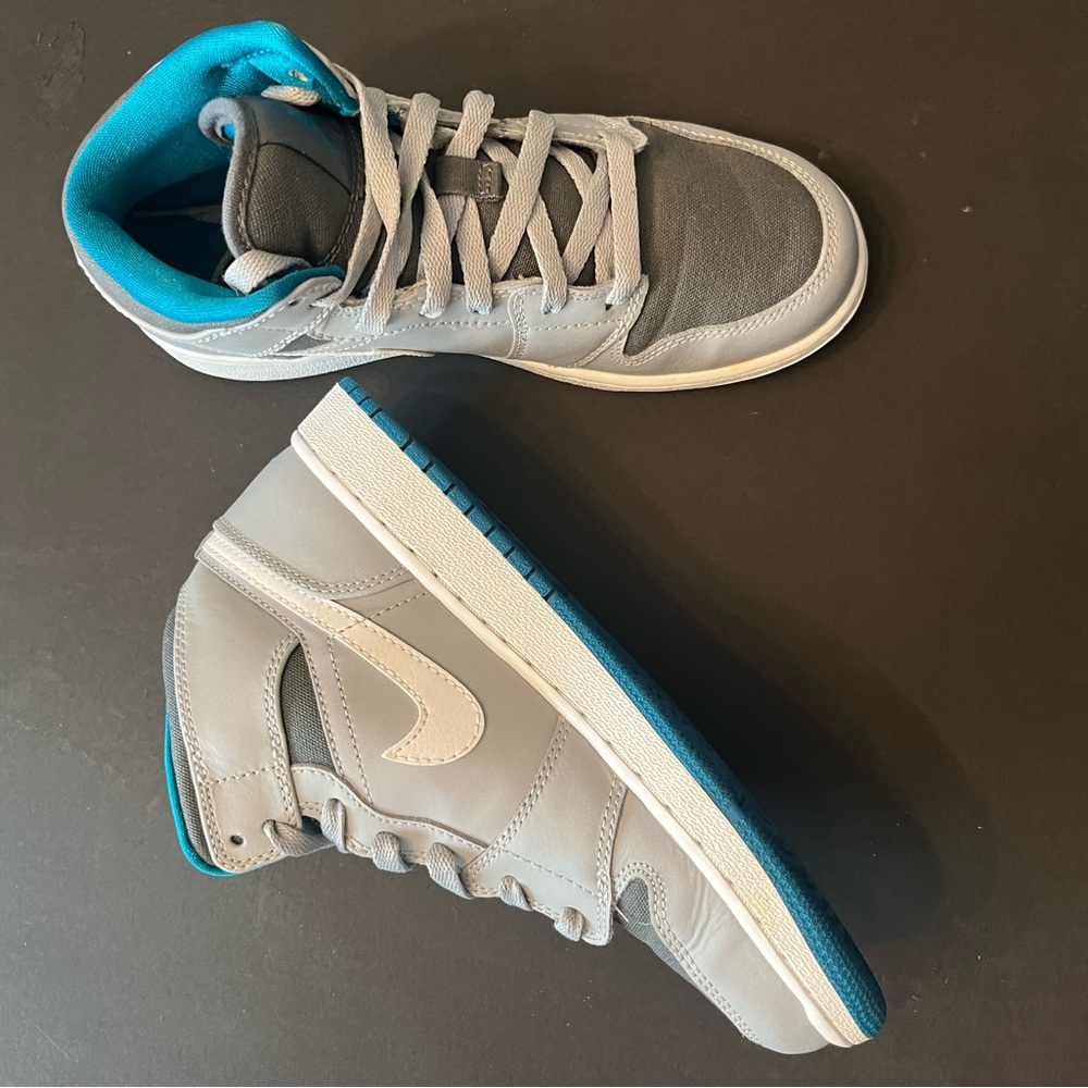 Rare Nike Air Jordan 1 Mid Wolf Grey Tropical Teal Shoes 554724-027